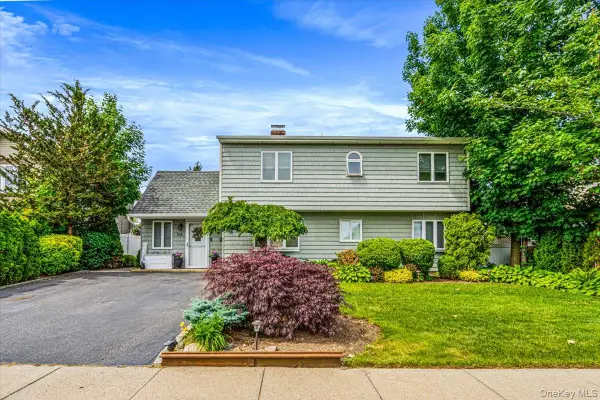104 Choir Lane, Westbury, NY 11590