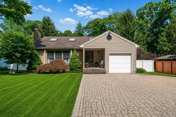 16 Lakecrest Lane, Ronkonkoma, NY 11779
