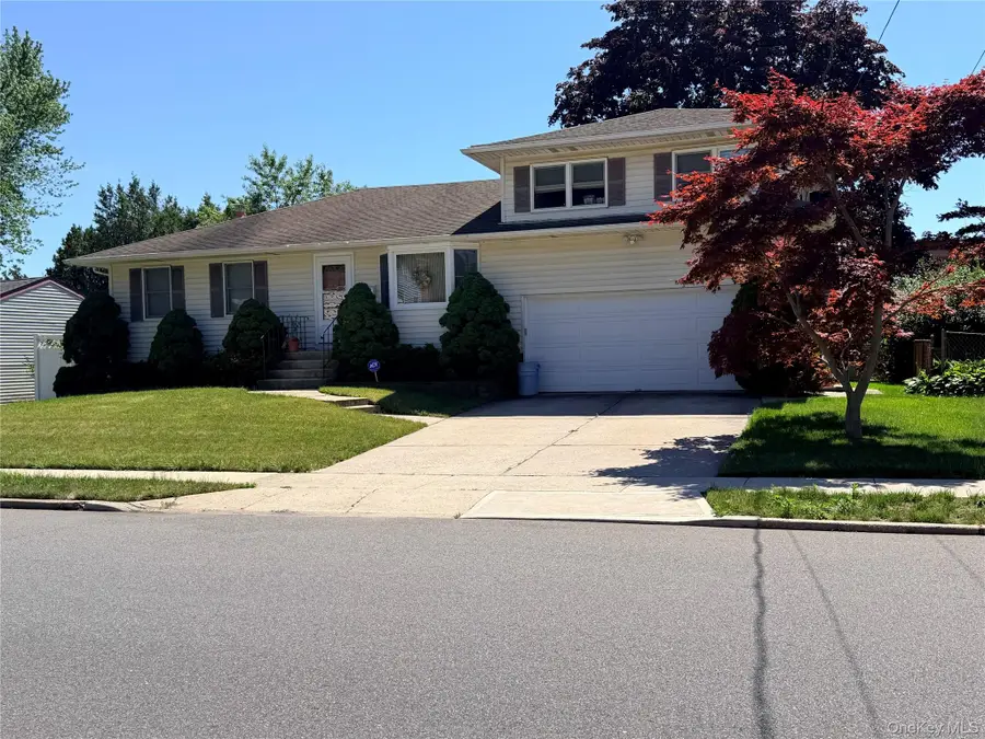 381 N Monroe Avenue, Lindenhurst, NY 11757 - #3