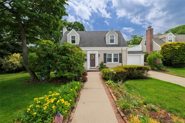 21 Maple Street, Malverne, NY 11565