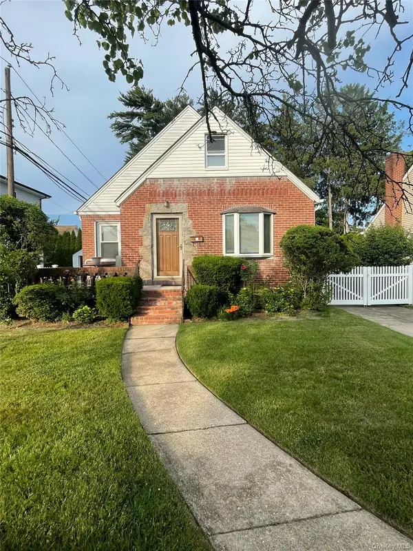 32 Celler Avenue, New Hyde Park, NY 11040