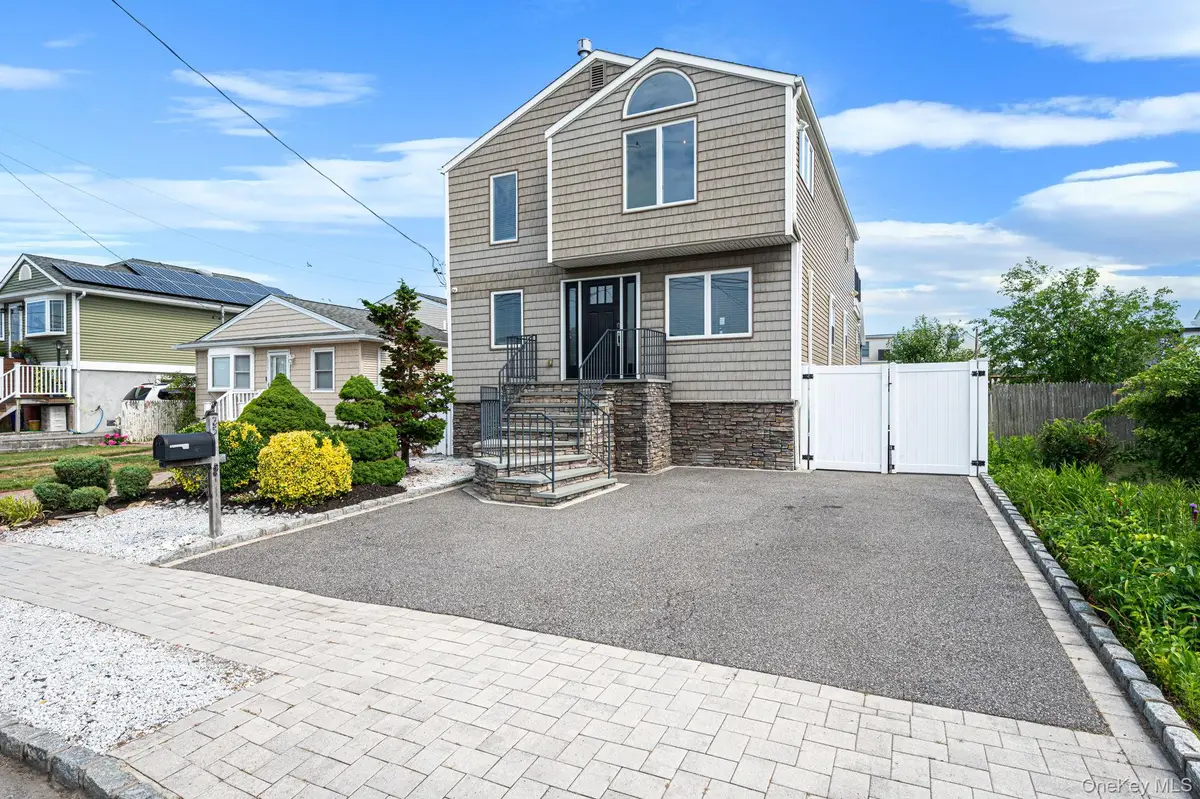 25 E Seacrest Avenue, Lindenhurst, NY 11757 - #1