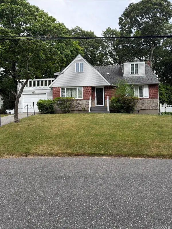 26 Shelley Place, Huntington Station, NY 11746