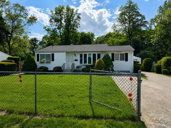 1614 N Gardiner Drive, Bay Shore, NY 11706