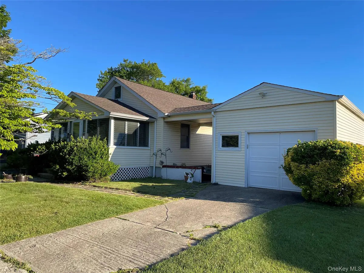 185 Seward Street, West Babylon, NY 11704 - #1