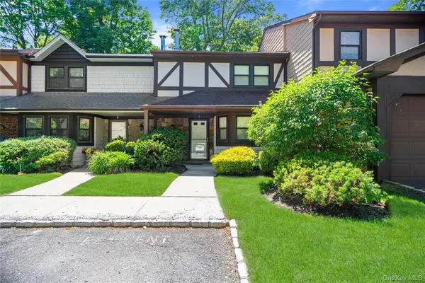 5 Pond Path #13, Woodbury, NY 11797
