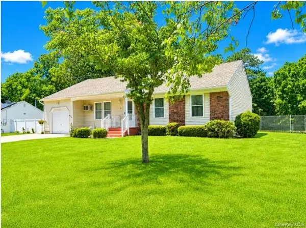 58 Glenmere Lane, Coram, NY 11727