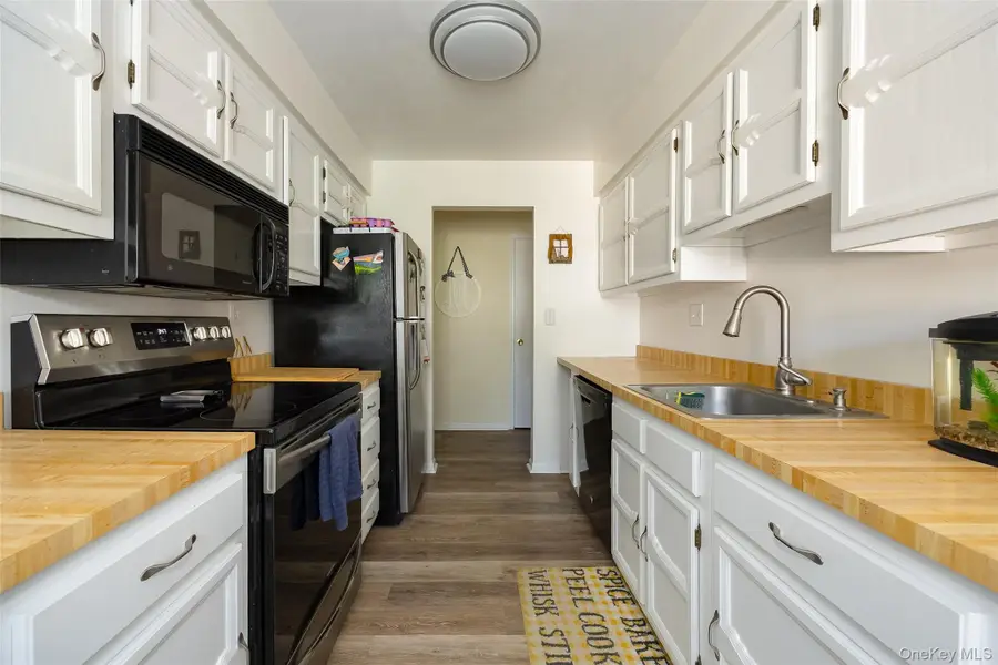 8 Foxwood Drive #8, Pleasantville, NY 10570 - #2