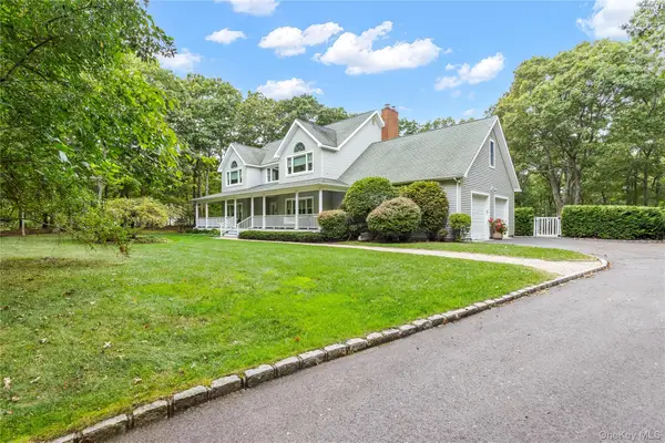 11 Stuart Court, Hampton Bays, NY 11946