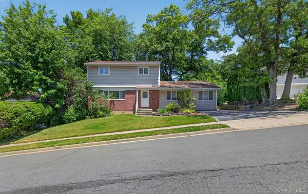 89 Beaumont Drive, Plainview, NY 11803
