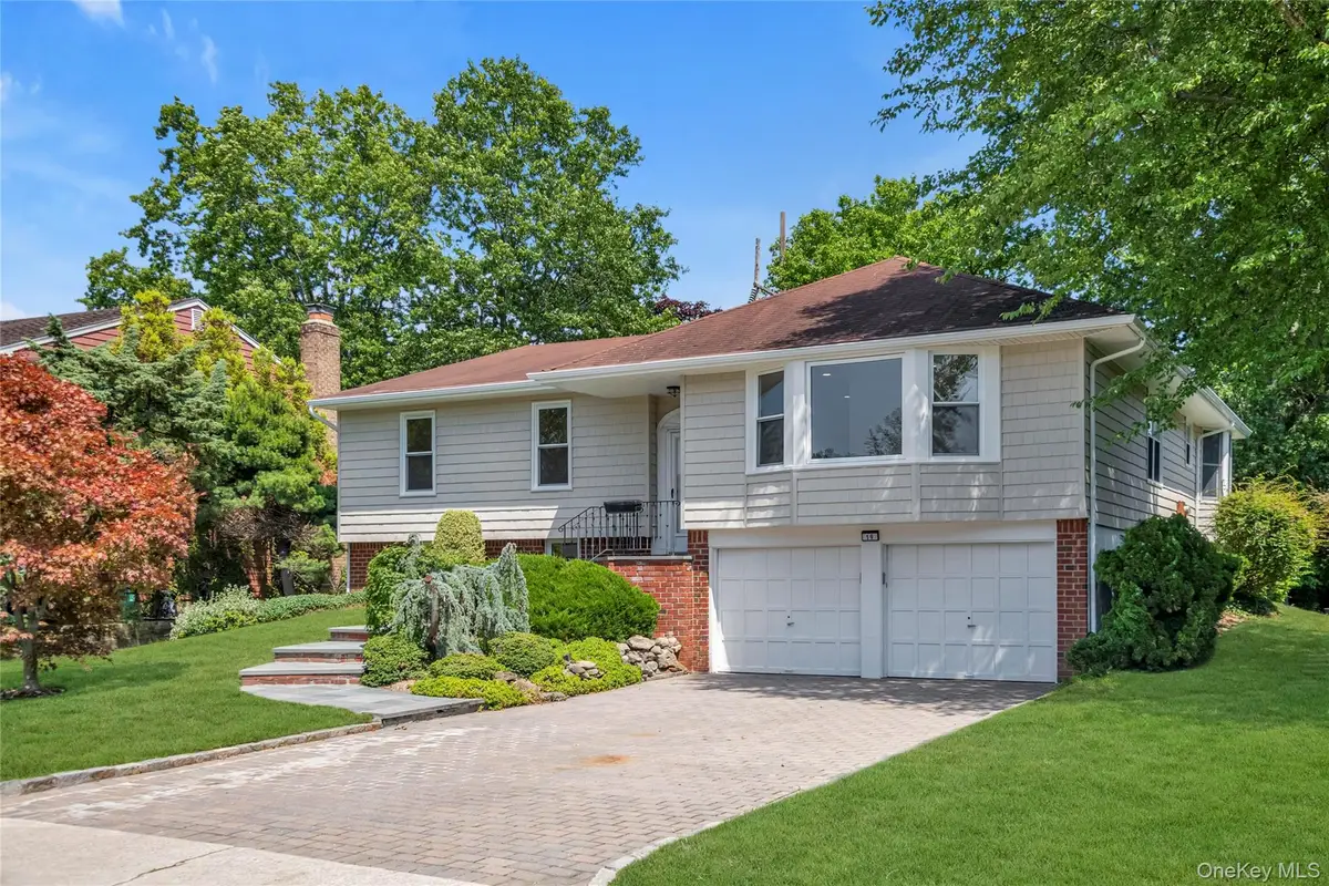 19 Carriage Road, Roslyn, NY 11576 - #1