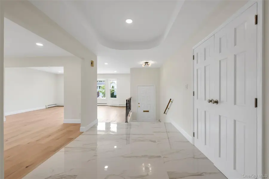 19 Carriage Road, Roslyn, NY 11576 - #3