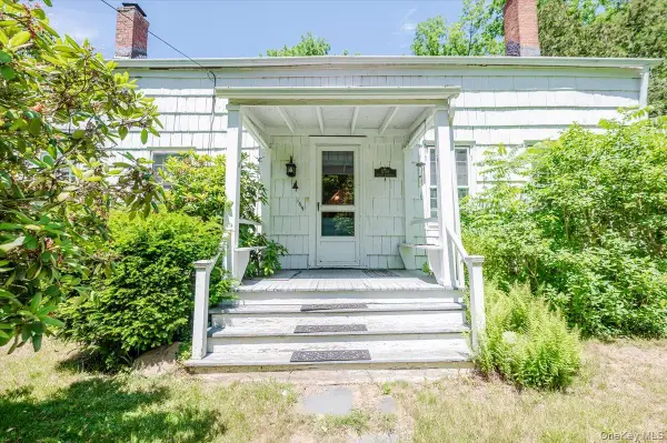 169 W Rogues Path, Huntington, NY 11743
