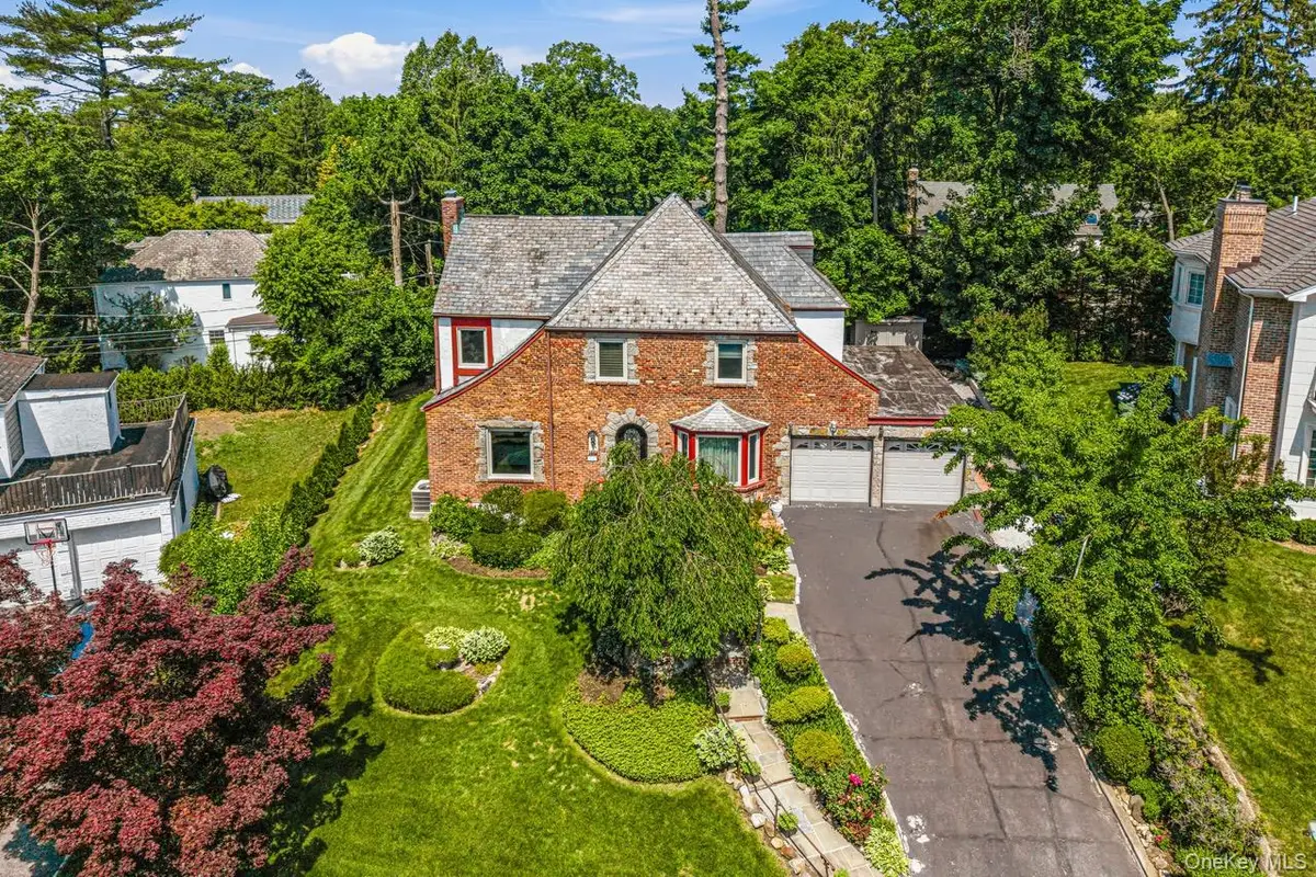 36 Strathmore Road, Great Neck, NY 11023 - #1