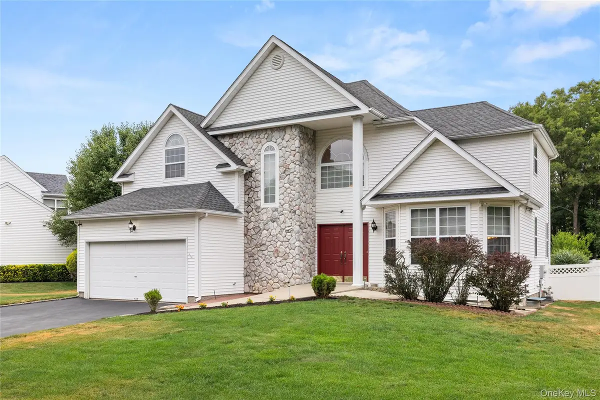 27 Laurel Lane, Holtsville, NY 11742 - #1