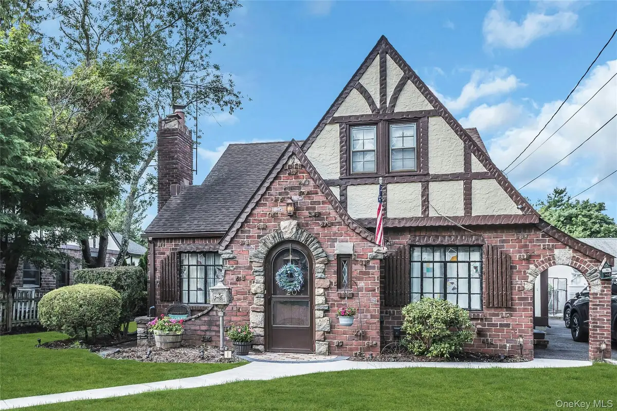 20 Voorhees Place, Malverne, NY 11565 - #1