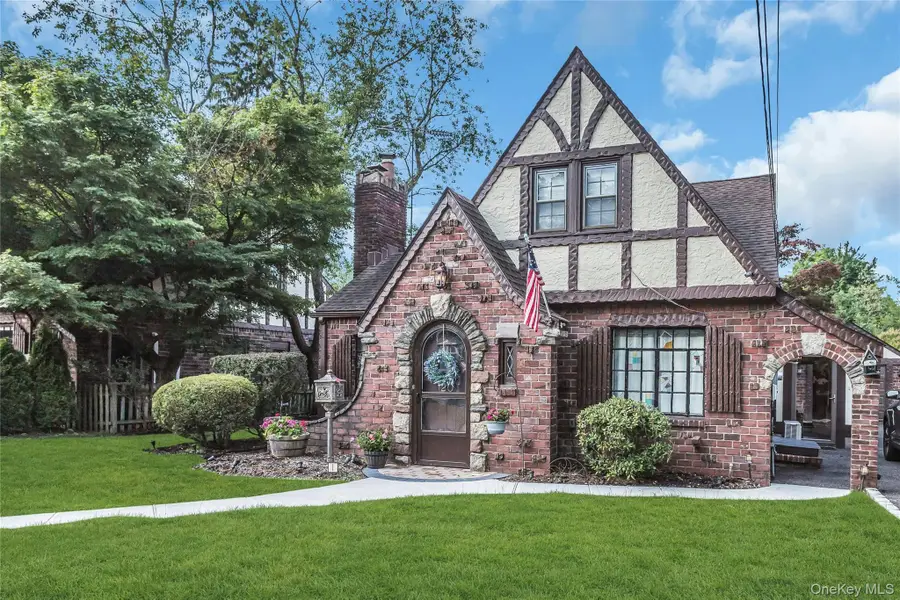 20 Voorhees Place, Malverne, NY 11565 - #2