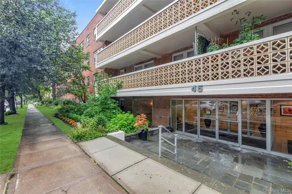 45 Hill Park Avenue #3D, Great Neck, NY 11021