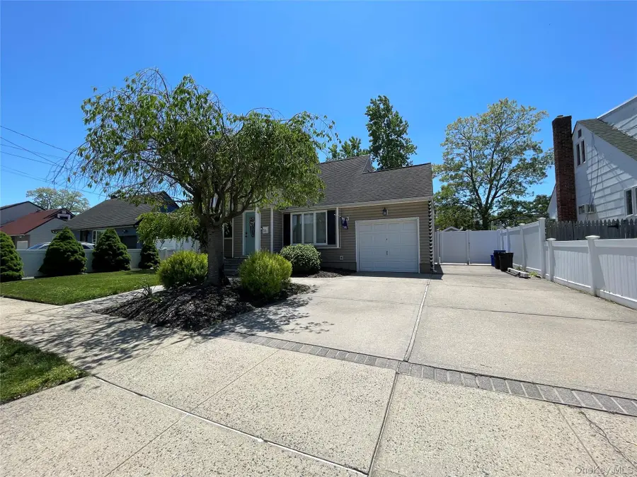 36 34th Street, Copiague, NY 11726 - #3