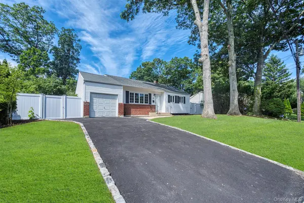 31 Foxwood Drive E, South Huntington, NY 11746