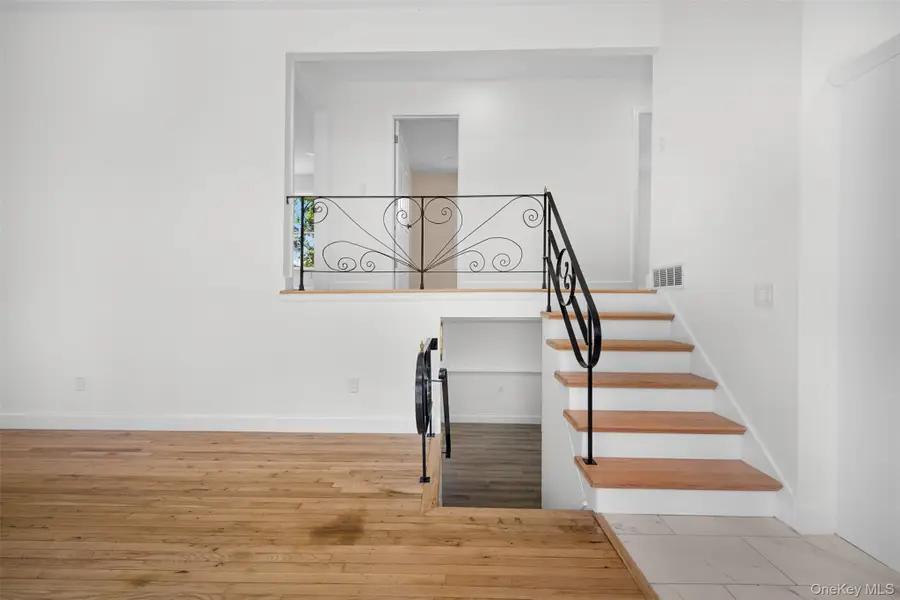 31 Foxwood Drive E, South Huntington, NY 11746 - #3