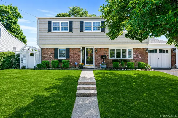 332 N Monroe Avenue, Lindenhurst, NY 11757