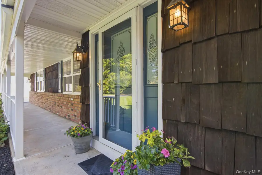 4 Farmington Court, Huntington Station, NY 11746 - #3