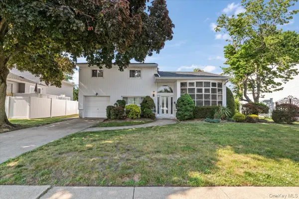 279 N Kentucky Avenue, Massapequa, NY 11758