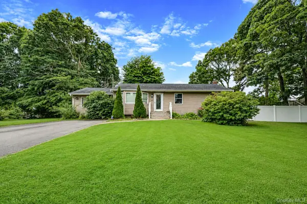 2 Amarr Drive, Shirley, NY 11967