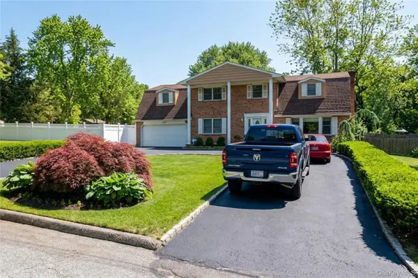 21 Fairoaks Lane, Smithtown, NY 11787