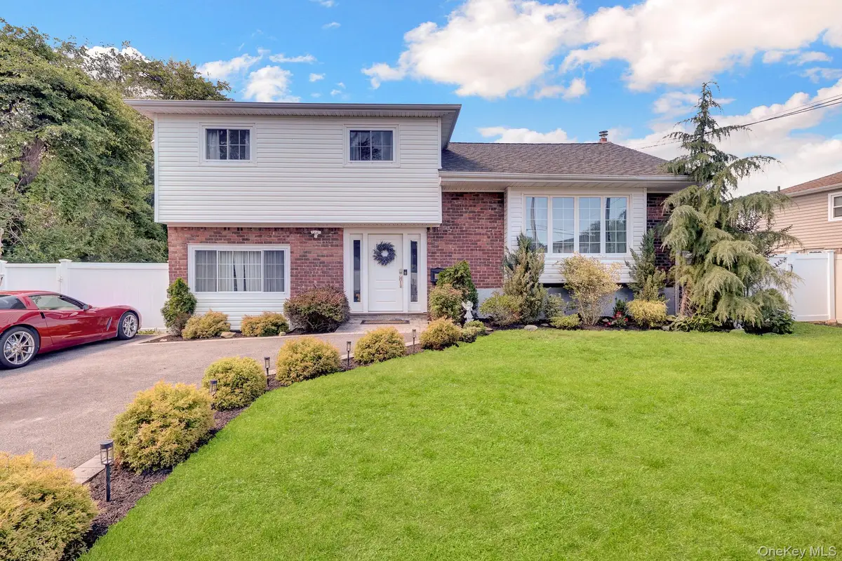 31 Leeds Lane, North Babylon, NY 11703 - #1