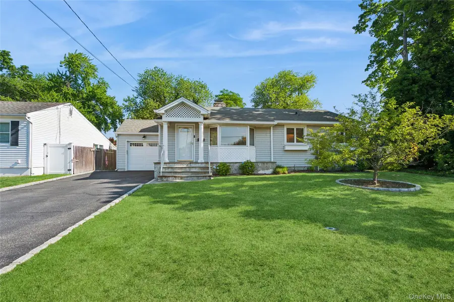 305 Glynn Street, North Babylon, NY 11703 - #2