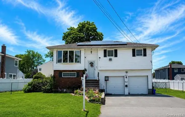 121 W Lake Drive, Lindenhurst, NY 11757