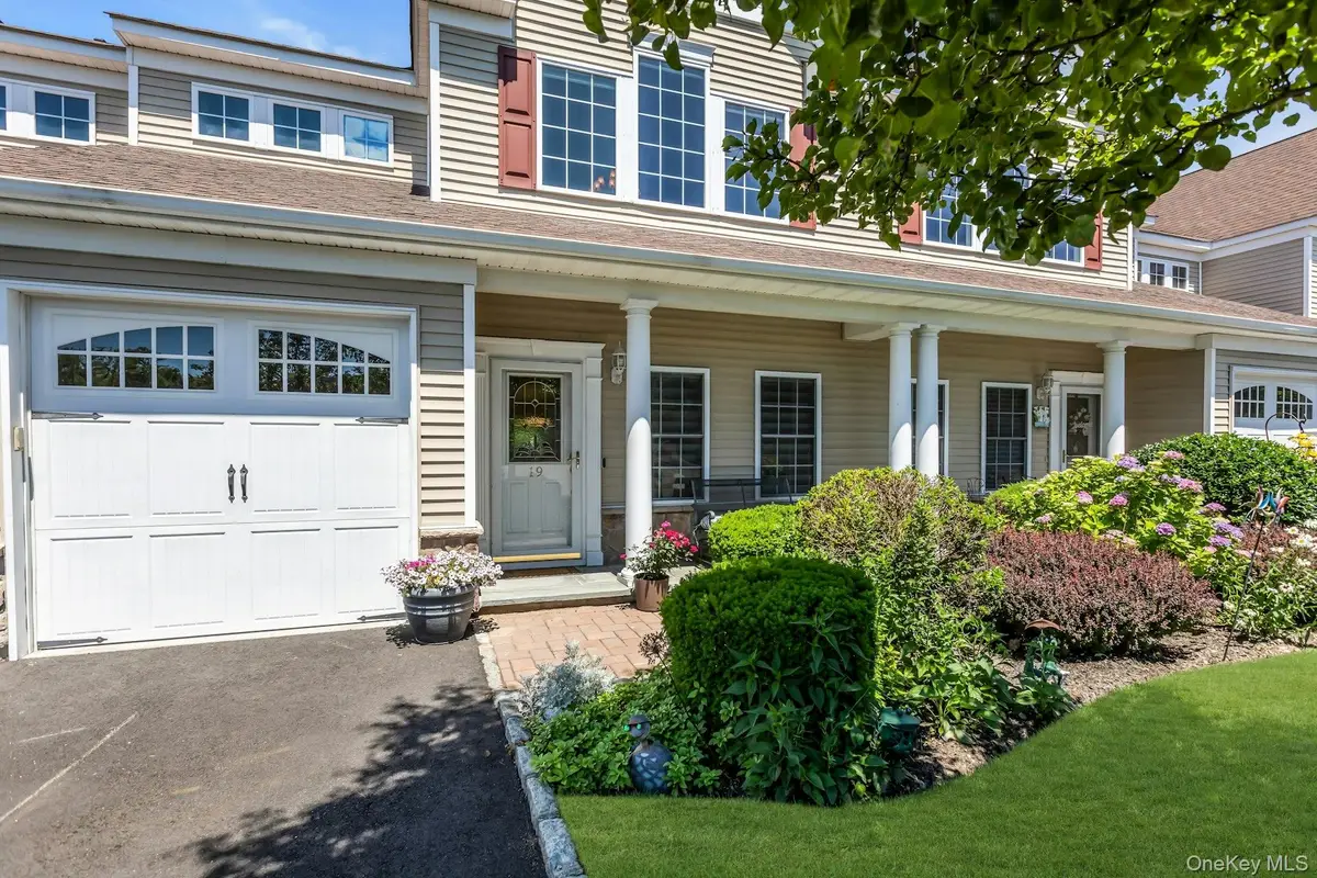 19 Meadow Court, Oakdale, NY 11769 - #1