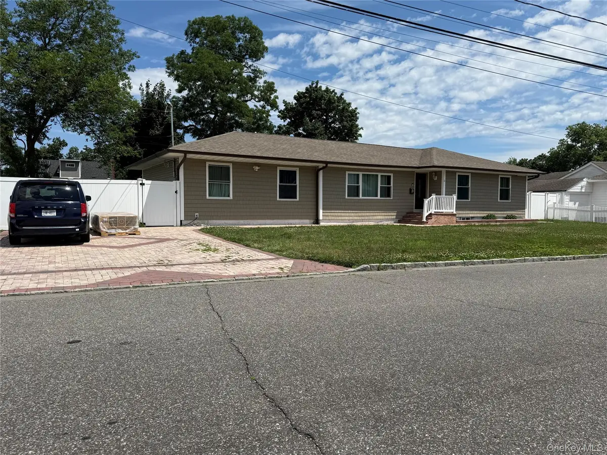 32 Bedford Street, Copiague, NY 11726 - #1