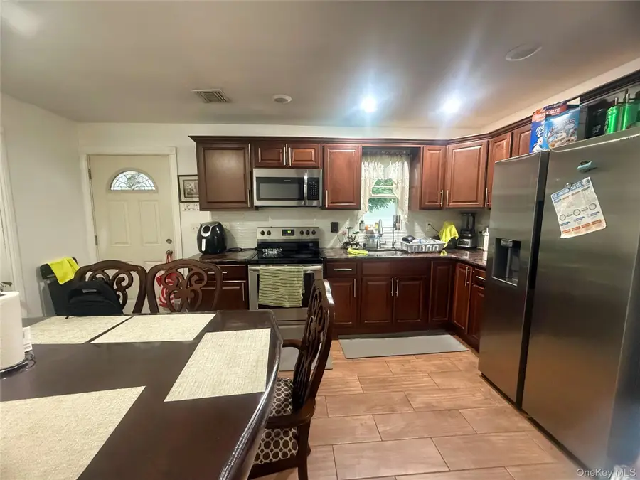 32 Bedford Street, Copiague, NY 11726 - #2