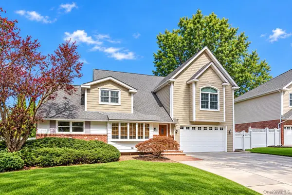 43 North Drive, Westbury, NY 11590