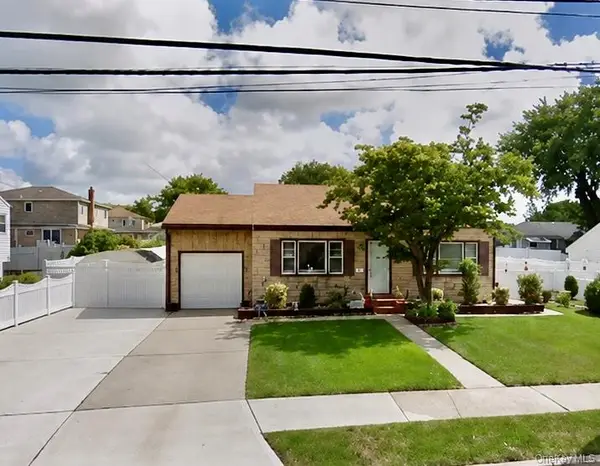 452 N Monroe Avenue, Lindenhurst, NY 11757
