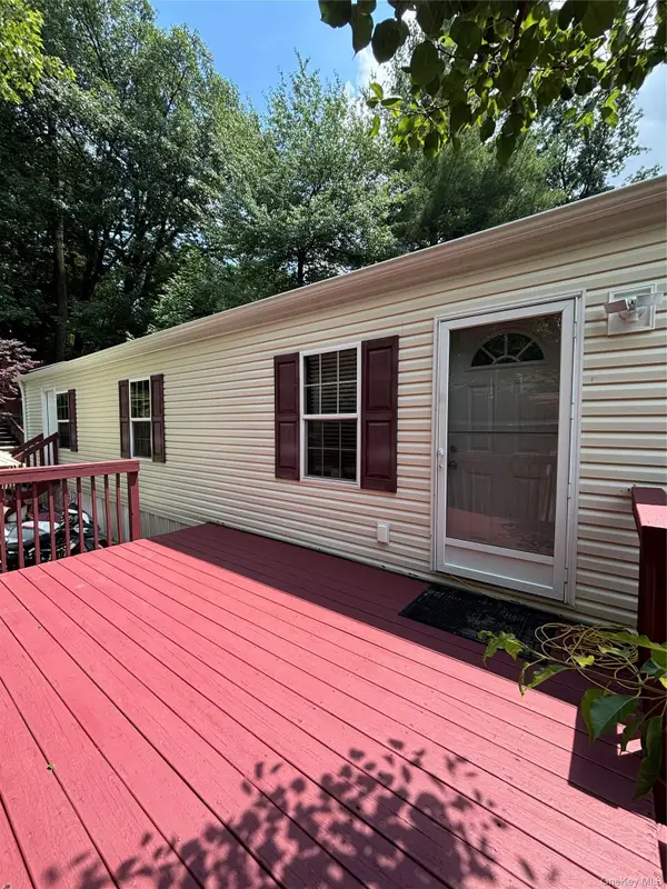 18 Parkway Trailer Court, Pomona, NY 10970