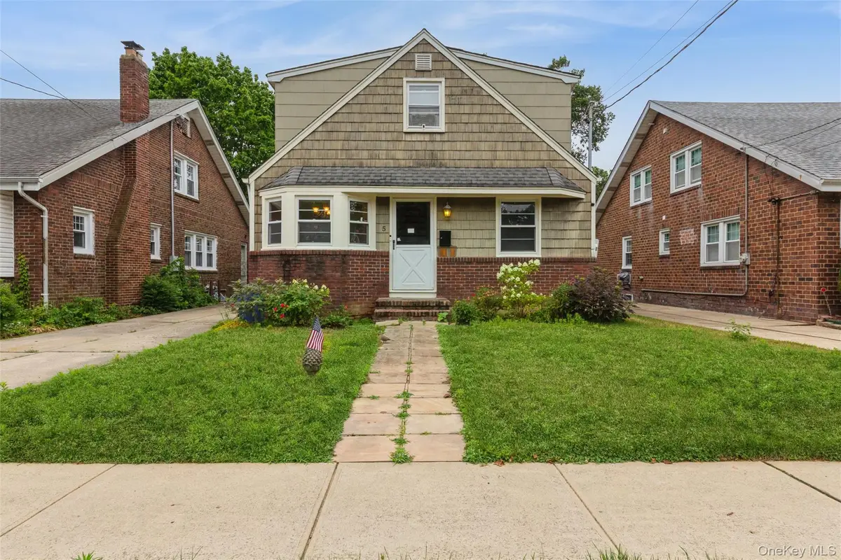 5 Cambridge Street, Malverne, NY 11565 - #1