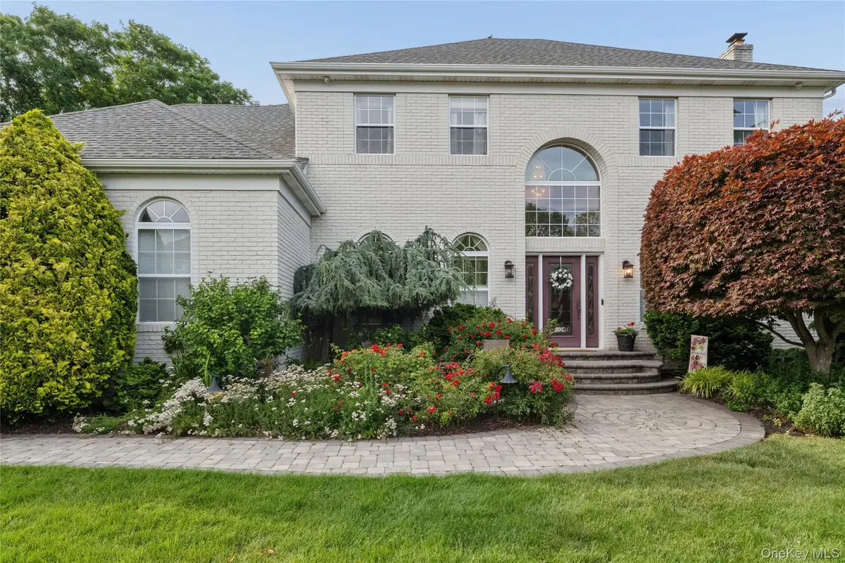 15 Barnaby Court E, Hauppauge, NY 11788 - #1
