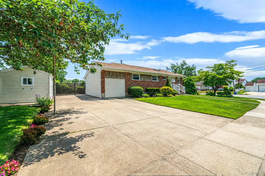 33 Wilshire Drive, North Babylon, NY 11703 - #3