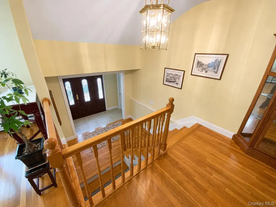 377 Old Courthouse Road, Manhasset Hills, NY 11040 - #2