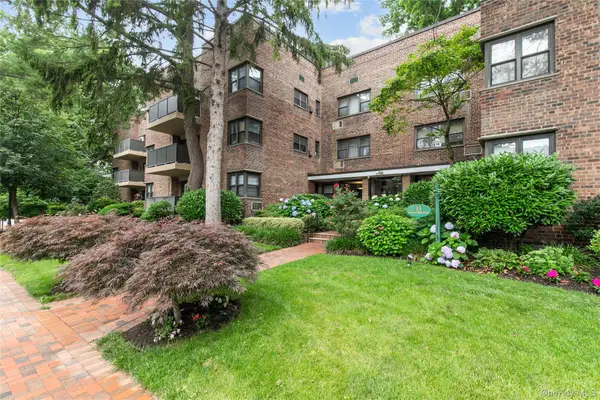 35 Knightsbridge Road #2-B, Great Neck, NY 11021