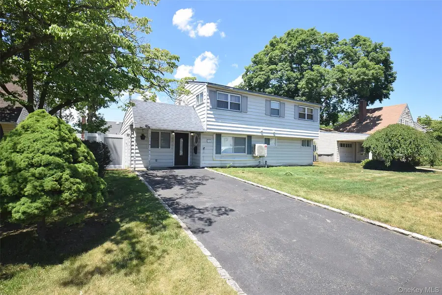 32 W Cabot Lane, Westbury, NY 11590 - #3