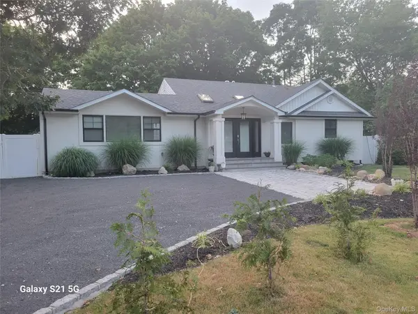 566 Locust Avenue, Oakdale, NY 11769