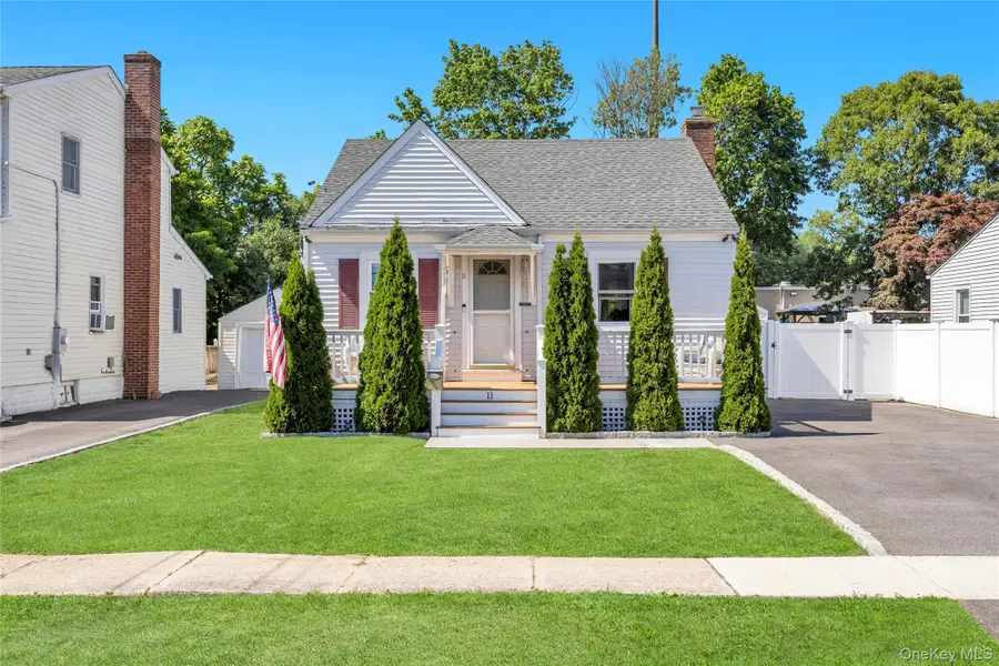 11 Irving Place, Islip Terrace, NY 11752 - #2