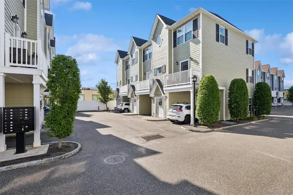 10 Hearthstone Court, Farmingdale, NY 11735