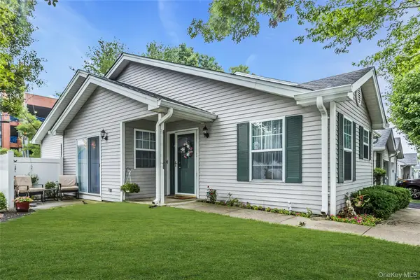 1 Biltmore Circle #1, Huntington Station, NY 11746