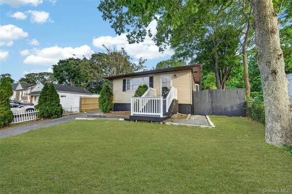 28 Roslyn Avenue, Selden, NY 11784